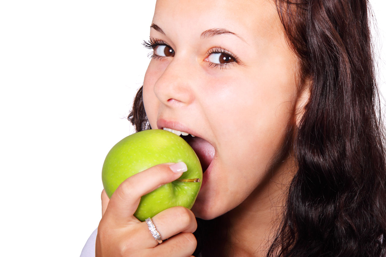 7 Natural Foods to Help Whiten Your Teeth 1 1259000618geFz1