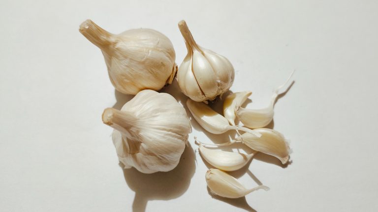 What Happens to Your Body When You Eat Garlic surya prakash 7aLcC15W59w unsplash